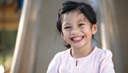 Niña pequeña sonriendo Niña pequeña sonriendo