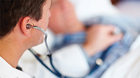 Médico verificando la frecuencia cardíaca de un paciente Médico verificando la frecuencia cardíaca de un paciente