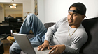 Hombre con una computadora portátil Hombre con una computadora portátil