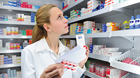 Farmacéutico eligiendo un medicamento Farmacéutico eligiendo un medicamento