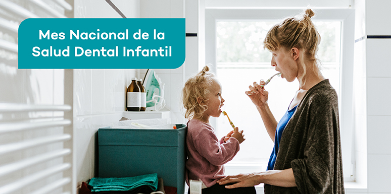 Madre e hija caucásicas cepillándose los dientes juntas
