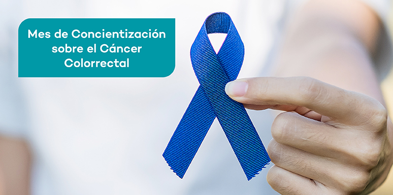 mano sosteniendo una cinta azul