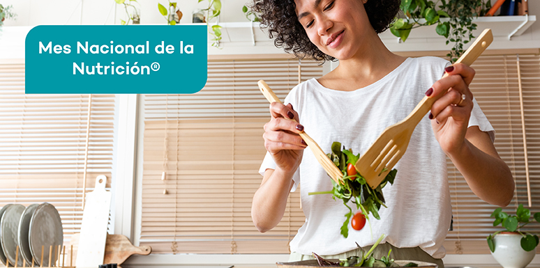 mujer preparando ensalada en la cocina
