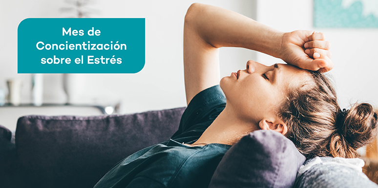 Mujer caucásica tumbada en un sofá con la mano en la frente