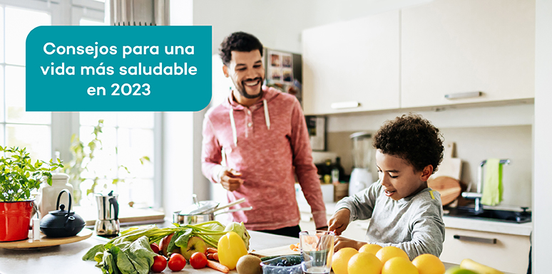 padre e hijo cortando verduras en la cocina