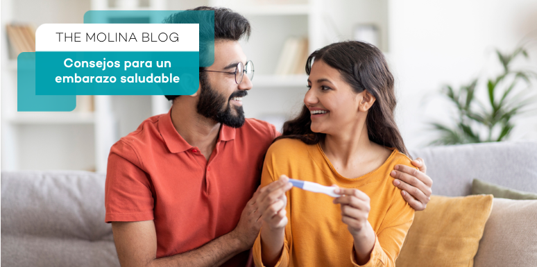 pareja feliz sosteniendo una prueba de embarazo