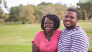Pareja casada sonriendo