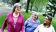 Grupo de mujeres caminando para ejercitar