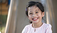 Niña pequeña sonriendo