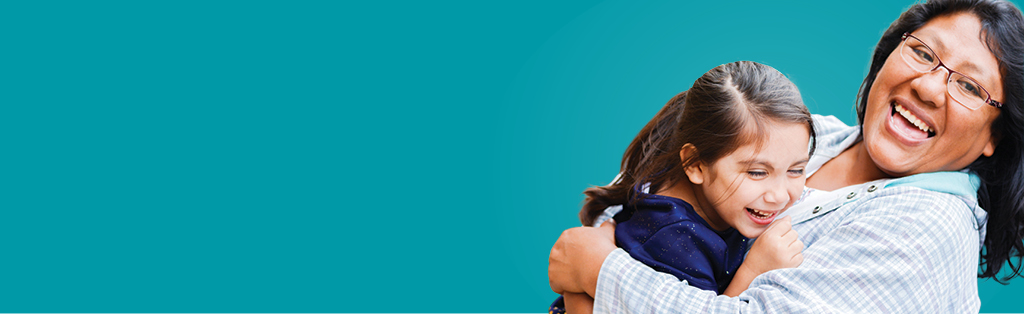 أم وابنتها الصغيرة يحتضان