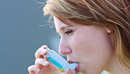 Mujer utilizando un inhalador