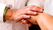 Médico sosteniendo la mano de un paciente Médico sosteniendo la mano de un paciente