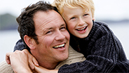 Padre e hijo sonriendo