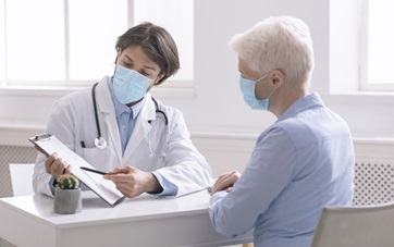 Doctor mostrando al paciente un gráfico