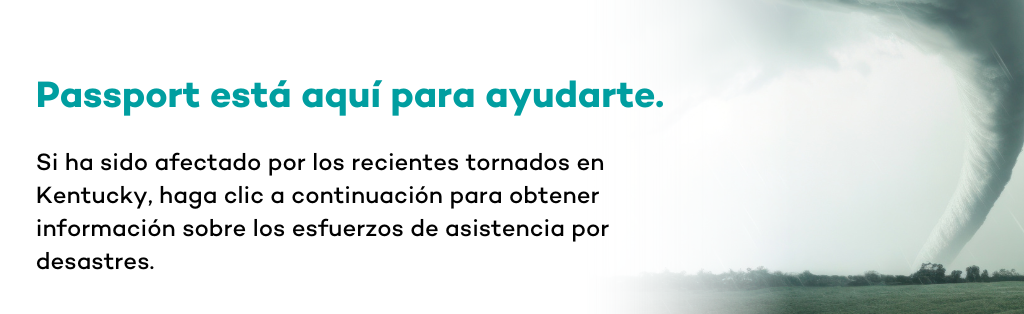 mujer que sostiene a un niño y mira un teléfono celular