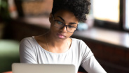 mujer negra en laptop mujer negra en laptop