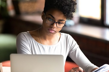 mujer en laptop