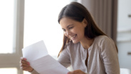mujer leyendo papel mujer leyendo papel