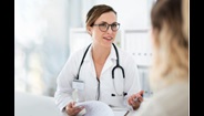 Médico midiendo la presión arterial de un hombre Médico midiendo la presión arterial de un hombre