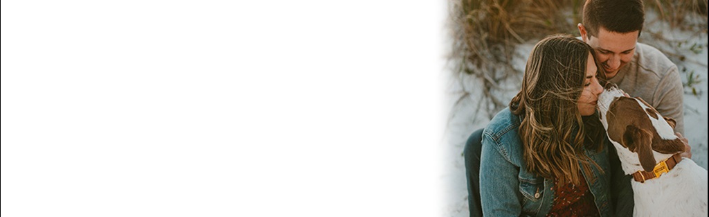 pareja con su perro en la playa