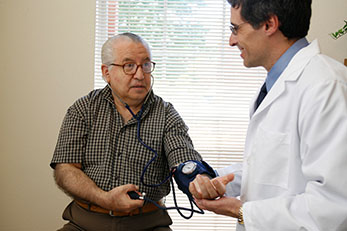 Médico tomando la presión arterial a un paciente