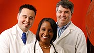 Tres médicos sonriendo