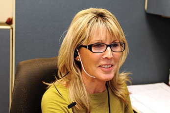 mujer hablando por auriculares