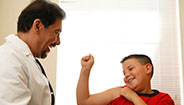 Niño y médico sonriendo Niño y médico sonriendo