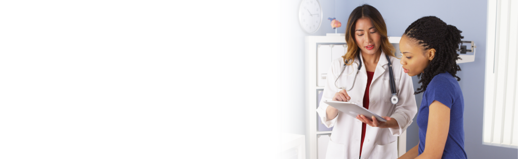 madre con niño hablando con el doctor