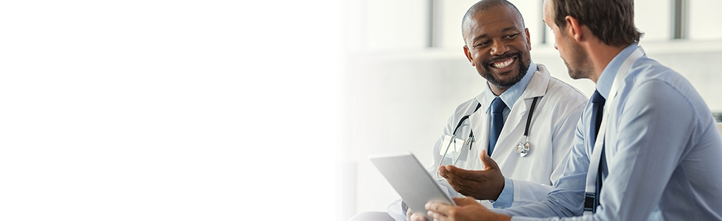 madre con niño hablando con el doctor