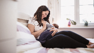 mujer sosteniendo bebe mujer sosteniendo bebe