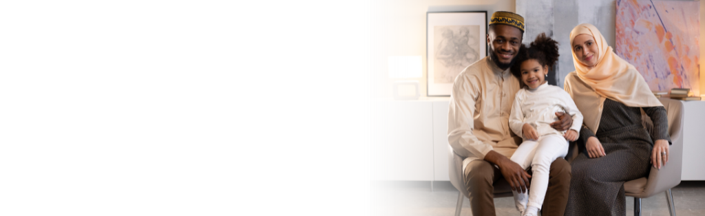 hombre mujer y niño sonriendo