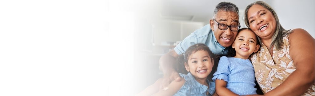 Una familia desayunando