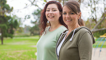 Abuela Madre Hija sentada en una mesa