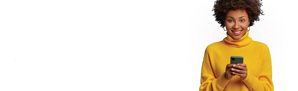 mujer sosteniendo teléfono inteligente