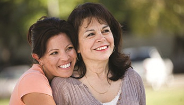dos mujeres abrazándose dos mujeres abrazándose