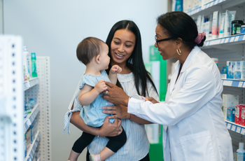 dos mujeres sonriendo y abrazándose dos mujeres sonriendo y abrazándose