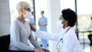 Médico y paciente hablando Médico y paciente hablando