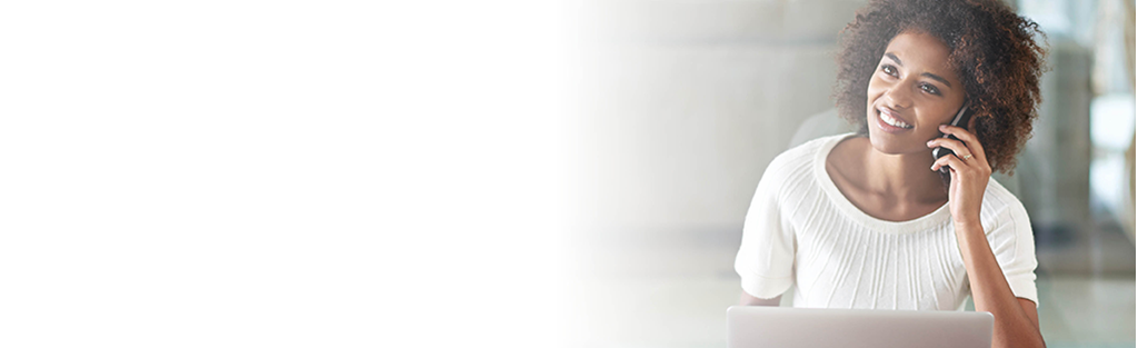 mujer que habla por teléfono