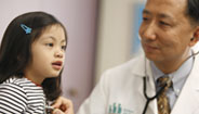 Médico revisando la frecuencia cardiaca de unos niños