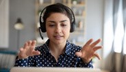 mujer hablando por auriculares mujer hablando por auriculares