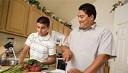 Padre e hijo cortando verduras Padre e hijo cortando verduras